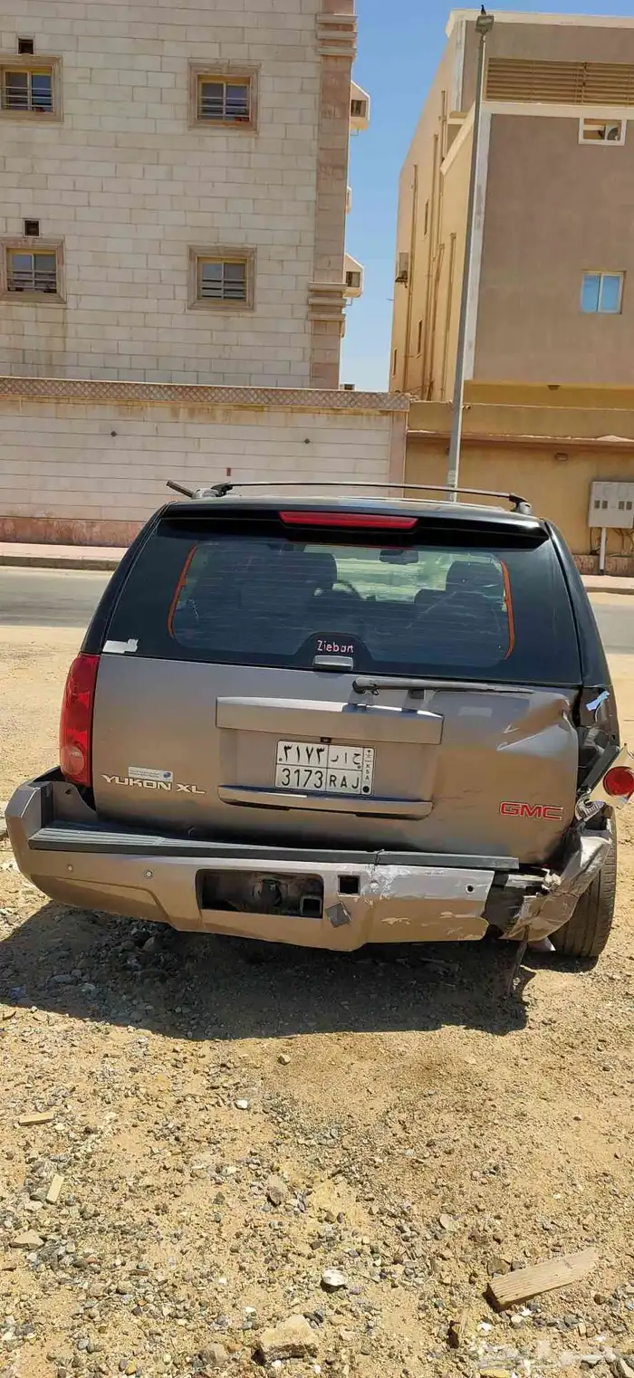 جمس XL للبيع جاته ضربه من الخلف موضحه بالصور موديل 13 3