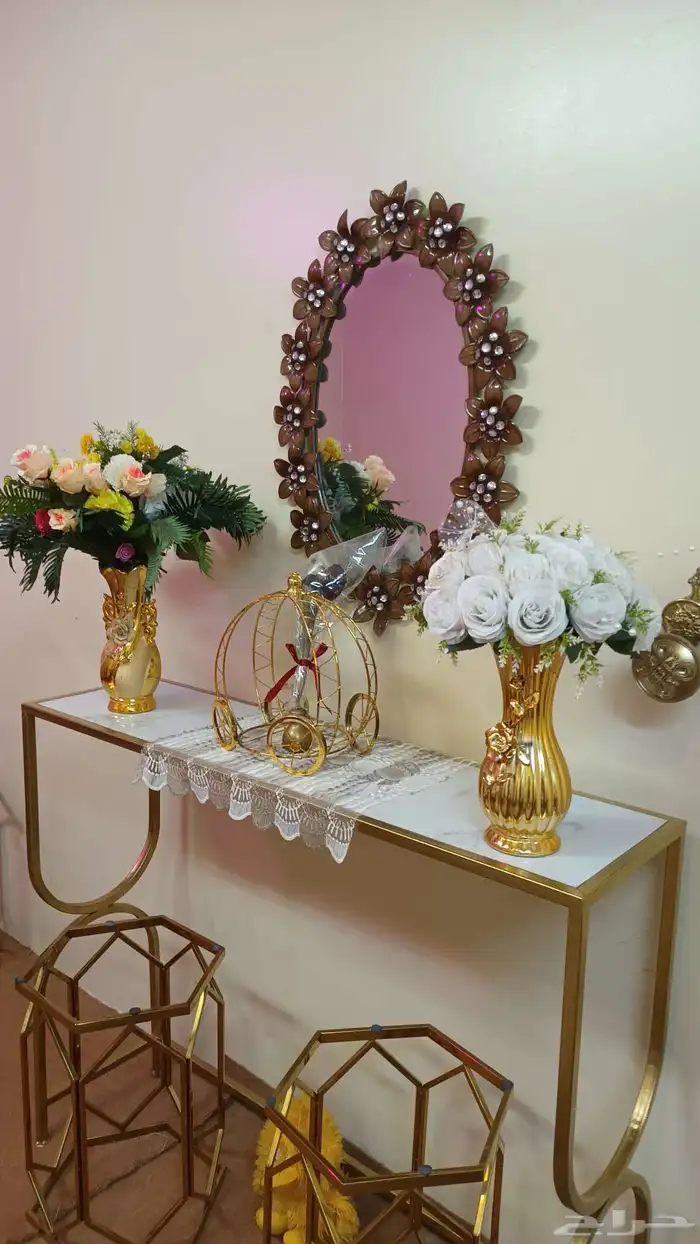 مدخل ذهبي مع مزهريات ورود 7