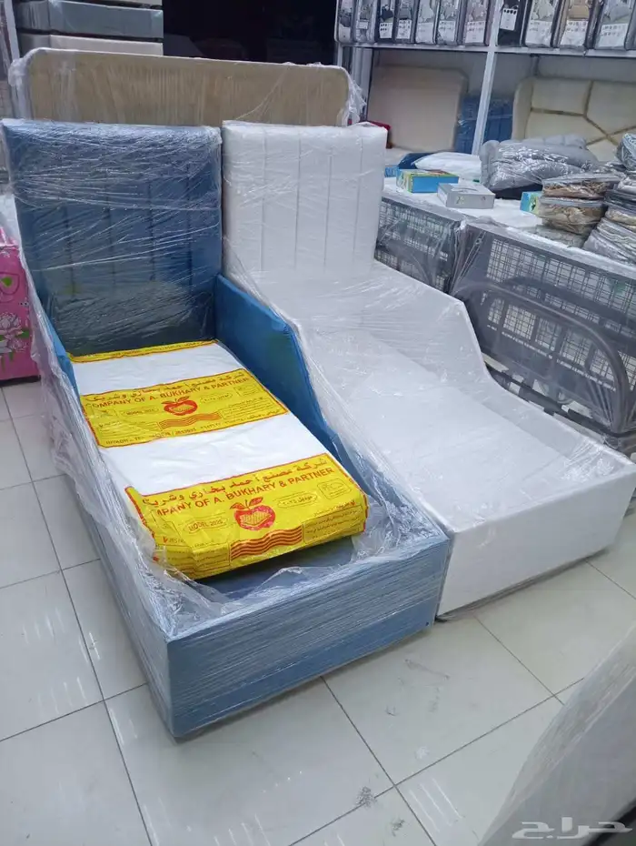 اسره ومراتب ومفارش وبطانيات ومخدات و دواليب خشب وحديد 6