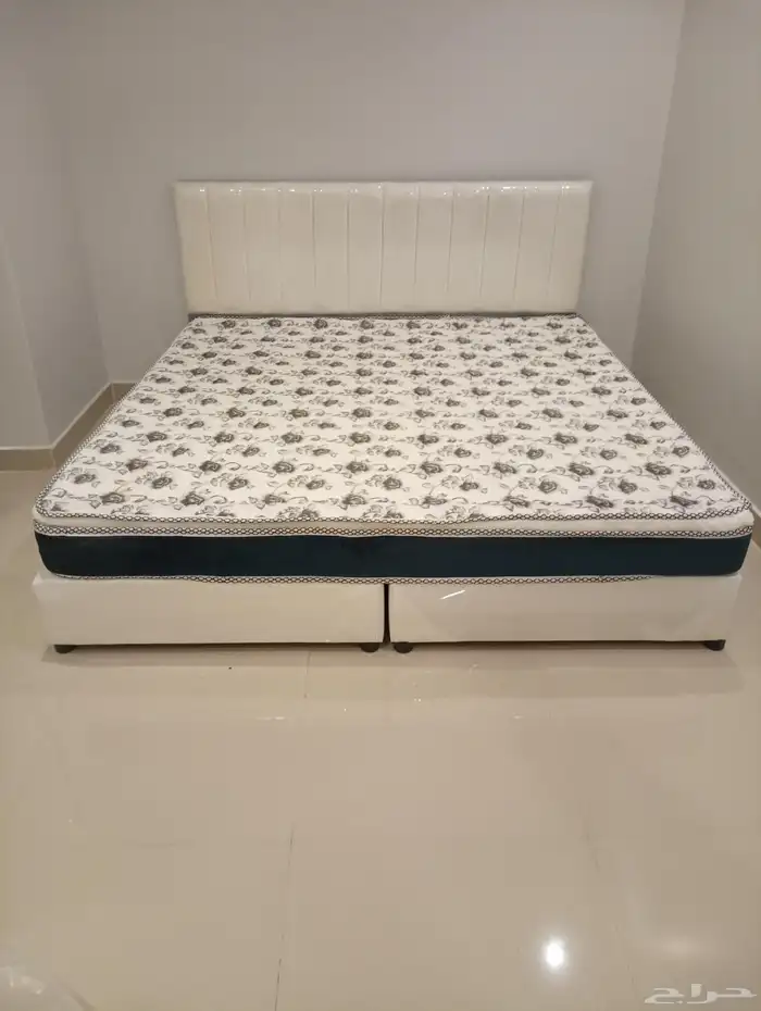 اسره ومراتب ومفارش وبطانيات ومخدات و دواليب خشب وحديد 2