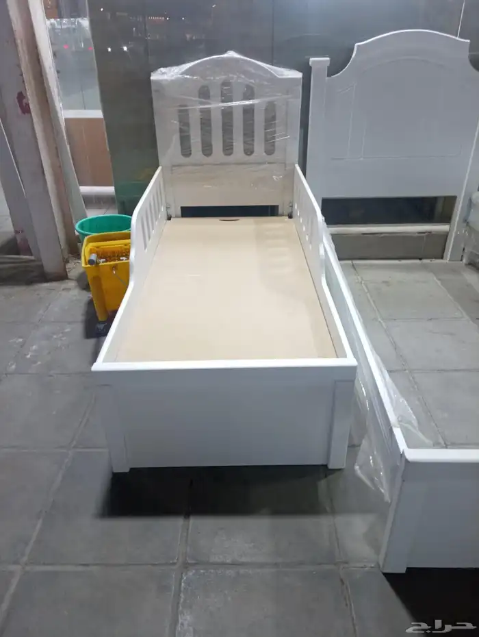 اسره ومراتب ومفارش وبطانيات ومخدات و دواليب خشب وحديد 7