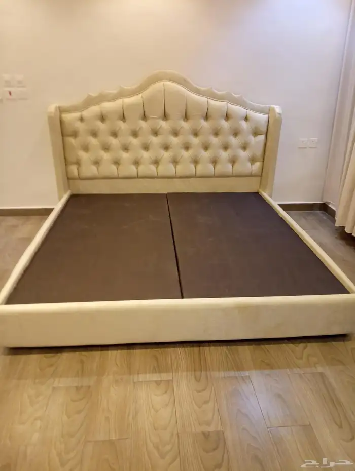 اسره ومراتب ومفارش وبطانيات ومخدات و دواليب خشب وحديد 3