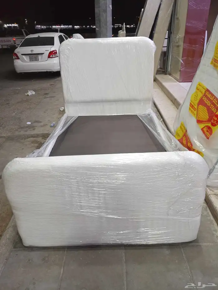 اسره ومراتب ومفارش وبطانيات ومخدات و دواليب خشب وحديد 4