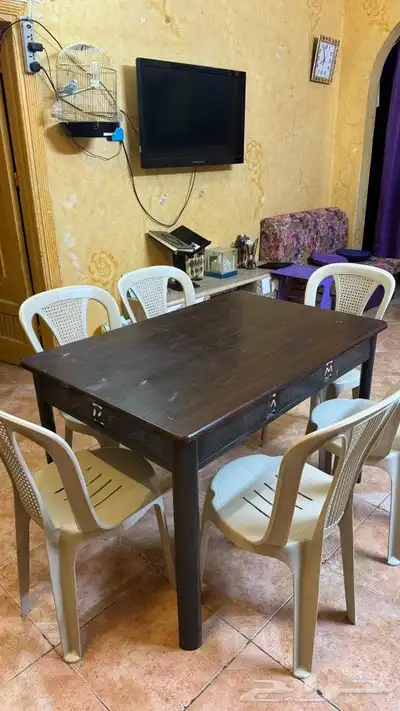 طاوله طعام مستخدم مع 6 كراسي بلاستيك 2