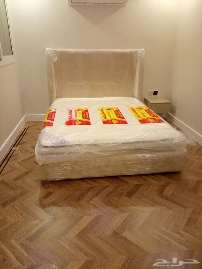 اسره ومراتب ومفارش وبطانيات ومخدات و دواليب خشب وحديد 5