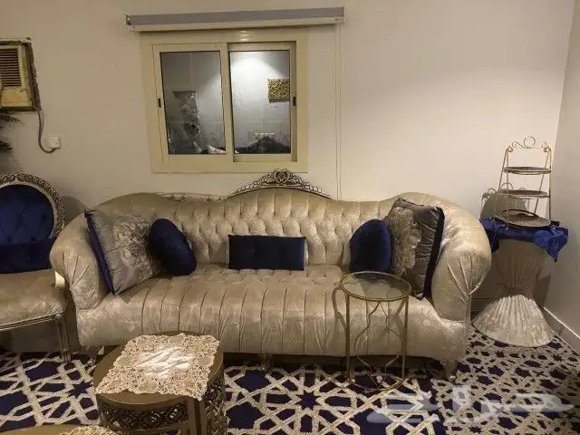 اثاث كنب الصاله كلاسيكي مع ستاره وسجاد وطاولات بيع مستعجل 1