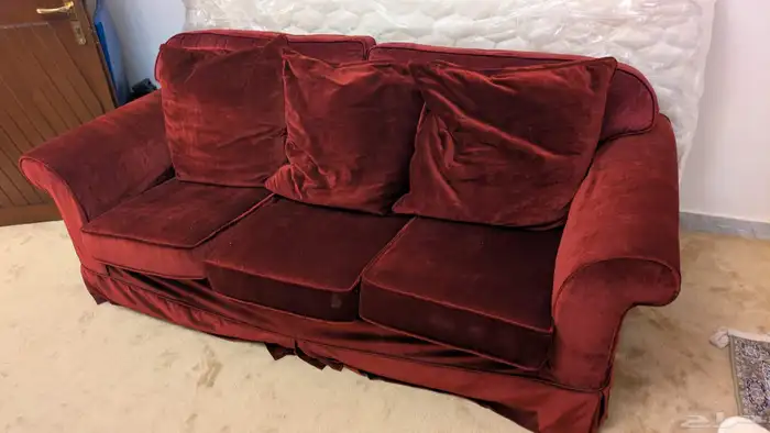 كنبة مخملية حمراء مستعملة 1