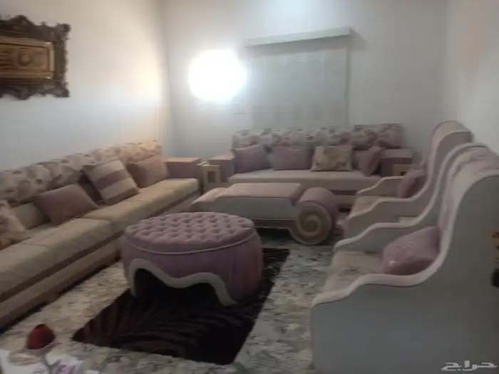 أثاث للبيع غرفة نوم و شاشة 50 بوصه و كنب 8 نفر 1