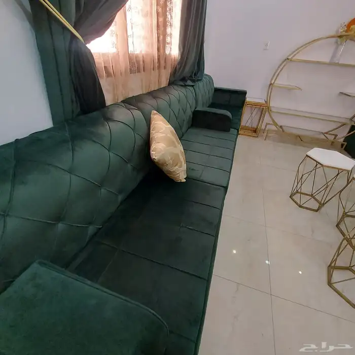طقم كنب شبه جديد مع طاولات خدمة وطاولات تقديم وستاىر 2