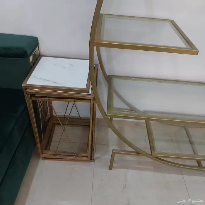طقم كنب شبه جديد مع طاولات خدمة وطاولات تقديم وستاىر 0