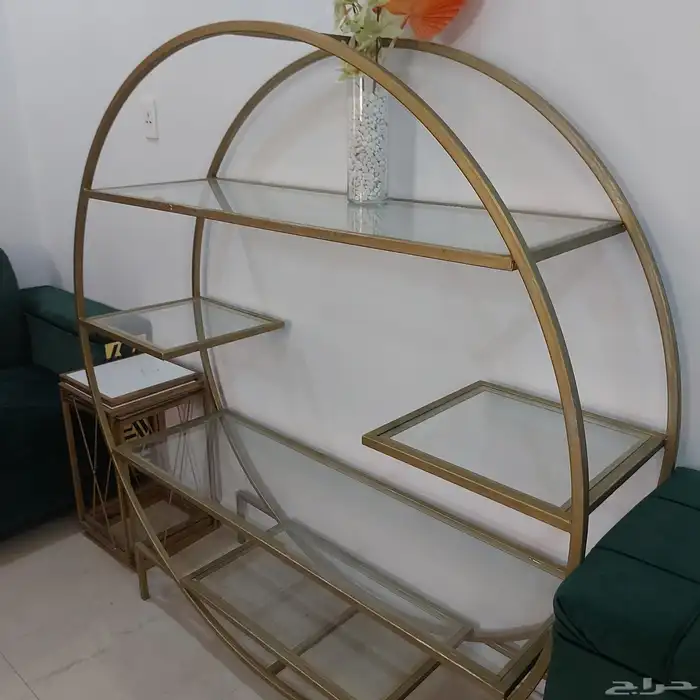 طقم كنب شبه جديد مع طاولات خدمة وطاولات تقديم وستاىر 3