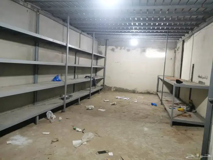 مستودع مجهزه لتخزين البضاعة به رفوف خاصة بالاوزان الثقيلة 1