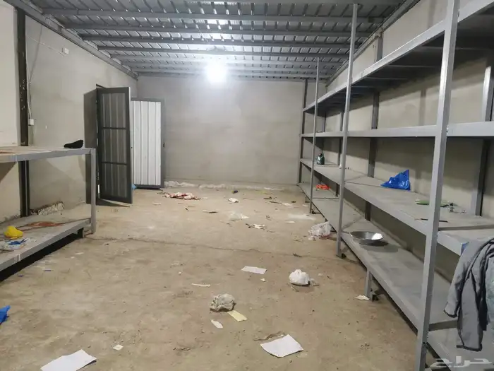 مستودع مجهزه لتخزين البضاعة به رفوف خاصة بالاوزان الثقيلة 0