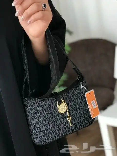 يوجد لدينا جميع انواع الشنط جمله وقطاعي 8