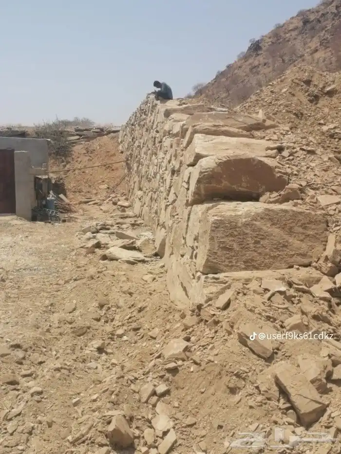 بوكلين لبناء الحجر وقص الاراضي في عسير 1