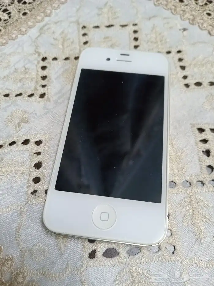 ايفون 4s ابيض ذاكرة 64 جيجا نظيف جدا مخزن علي أيامه 15
