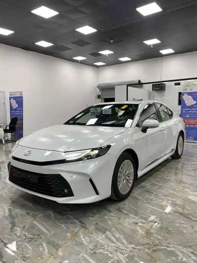 تويوتا كامري LE بنزين فتحة 2025 ابيض 2