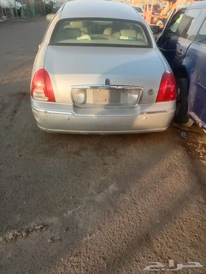 يوجد لدينا قطع غيار لينكون تاون كار موديل 2004 تشليح 1