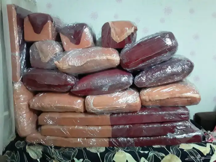 طاوله500 ريال وكنب 300 ريال وفرش ارضي 300 ريال والباقي الاغر 7