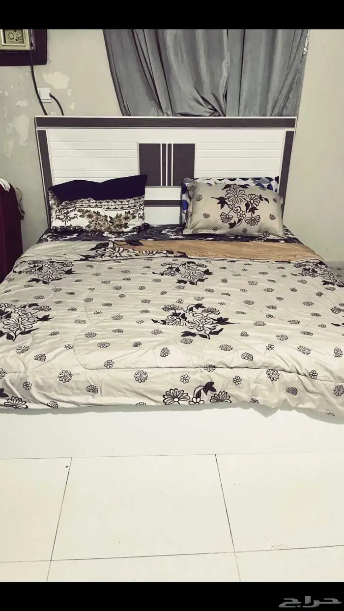 السرير للبيع مستخدم نظيف 1