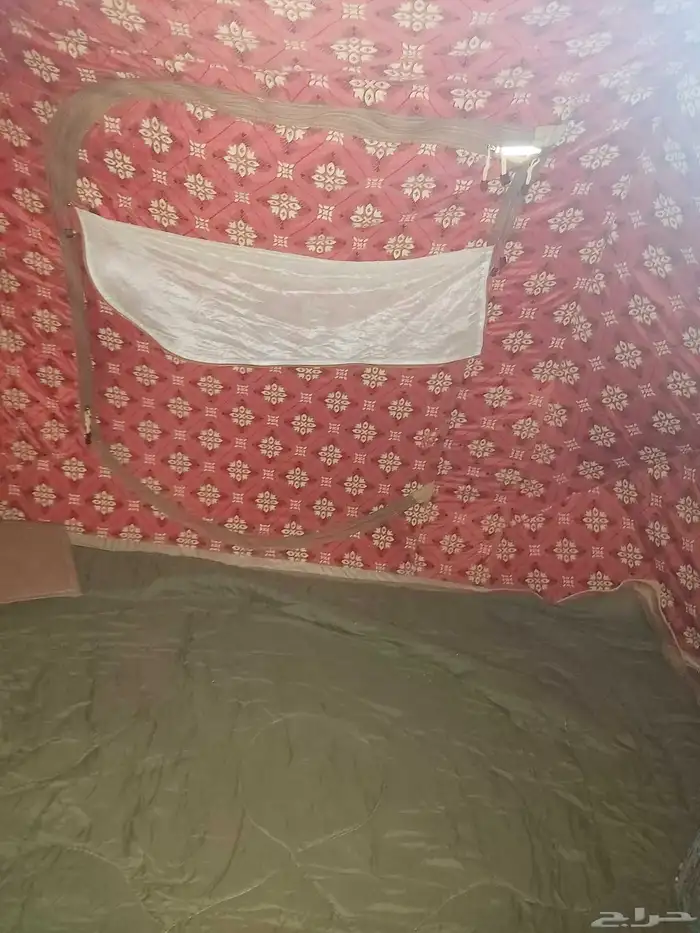 خيمة المجلس نضيفة معها عصى و2 اطناب 1