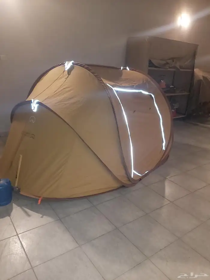 خيمة المجلس نضيفة معها عصى و2 اطناب 0