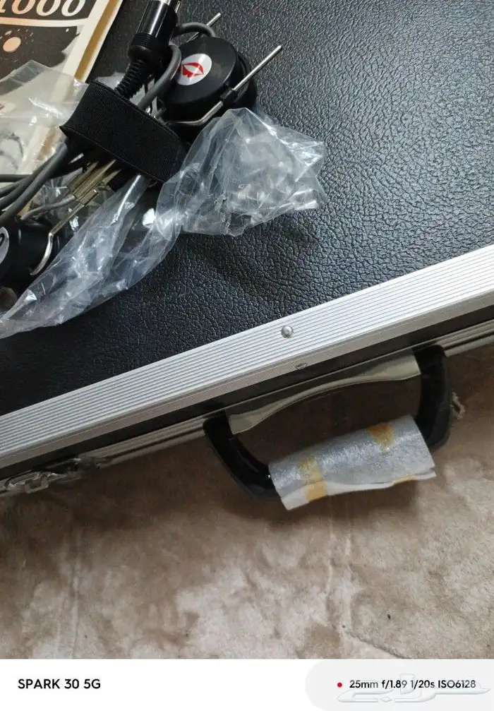 شنطه دبلوماسيه. داخلها فاكس قديم. عمره 40 سنه مخزن 3