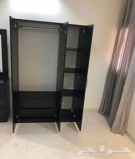 خزانة ملابس ثلاثة ابؤاب  و تسريحه ثلاثة درجات في متؤفر 3