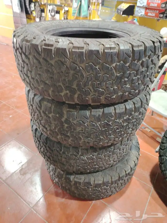 كفرات حجرية شبه جديدة والسبير جديد مقاس 285 70 17 0