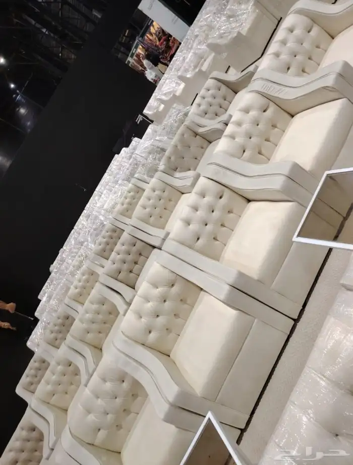 تاجير كنب مفرد كنب ثلاثي طاولات قزاز طاولات خشب كراسي ملكي 7