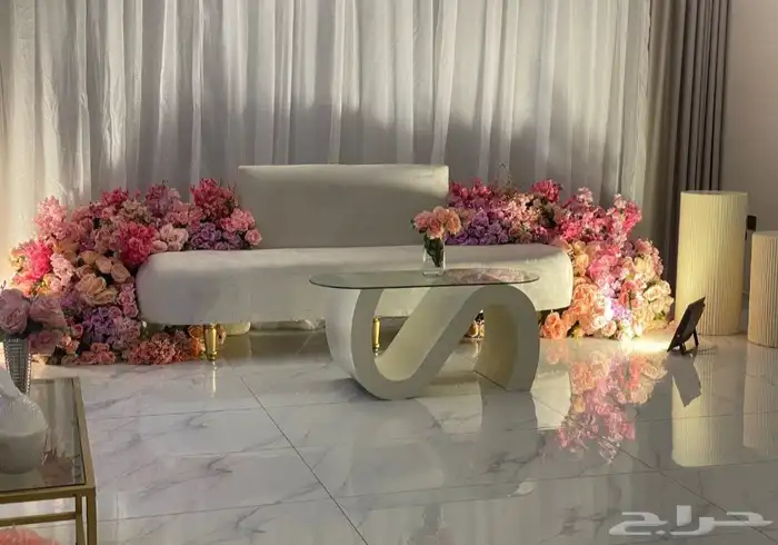 تاجير كنب مفرد كنب ثلاثي طاولات قزاز طاولات خشب كراسي ملكي 3