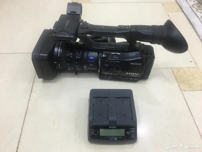 للبيع كاميرا احترافية Sony HVR-Z7E بحالة ممتازة 1