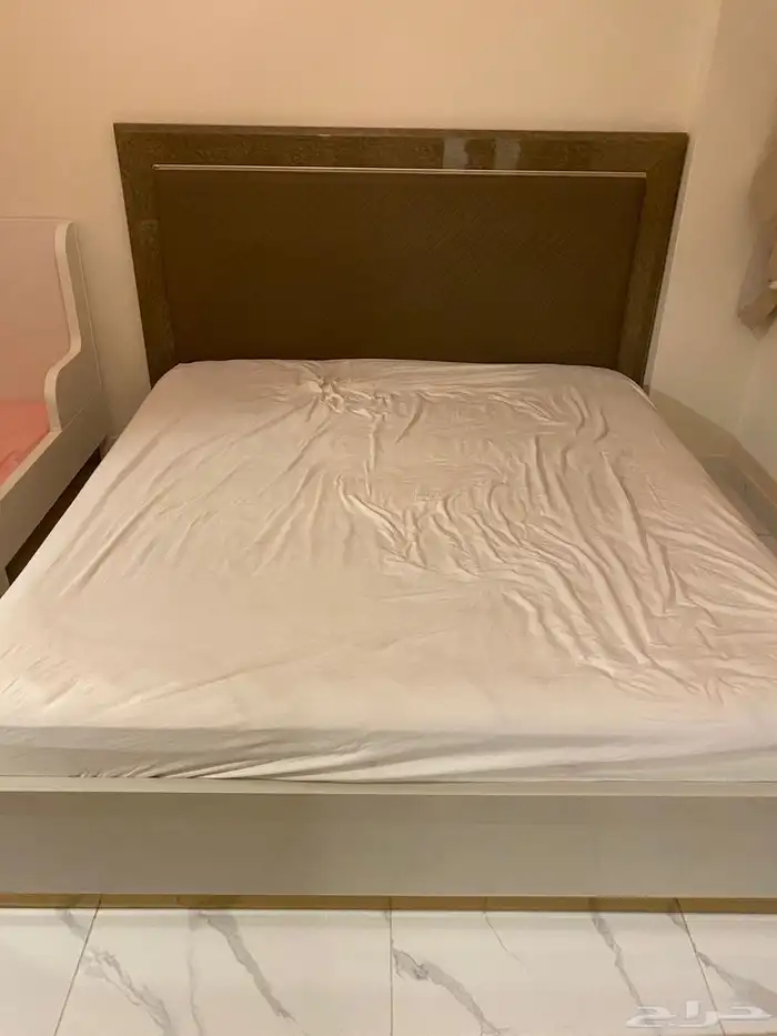 للبيع غرفة نوم من مفروشات العبداللطيف 3