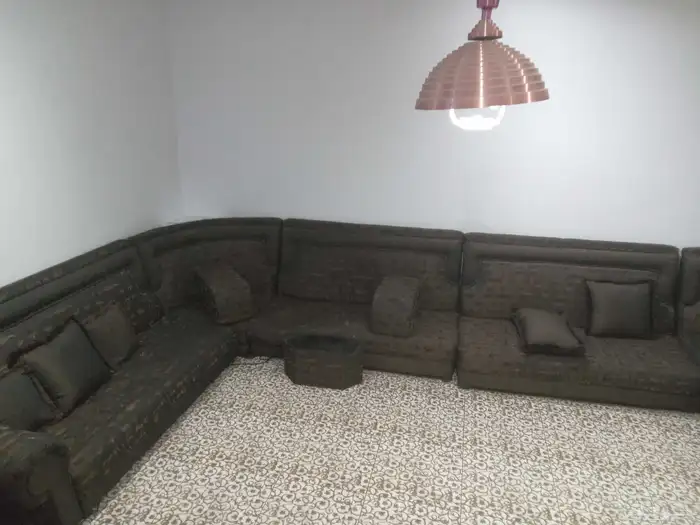 كنب ارضي وطاوله 0