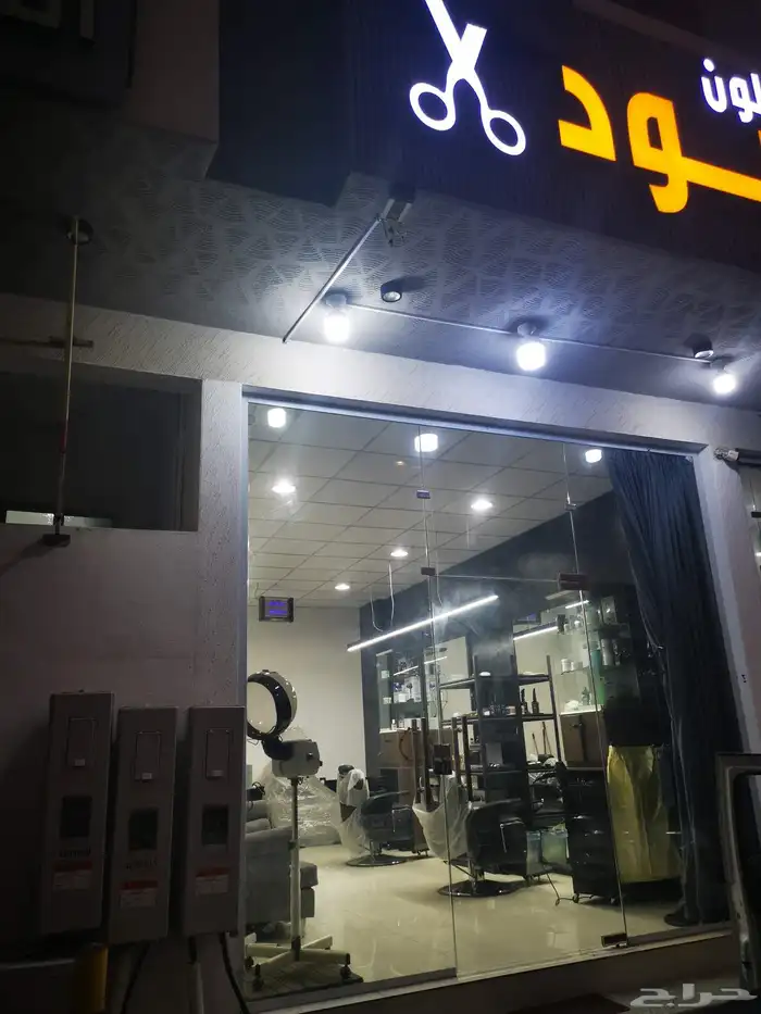 حلاق صالون لتقبيل او بيع المعدات والادوات 3