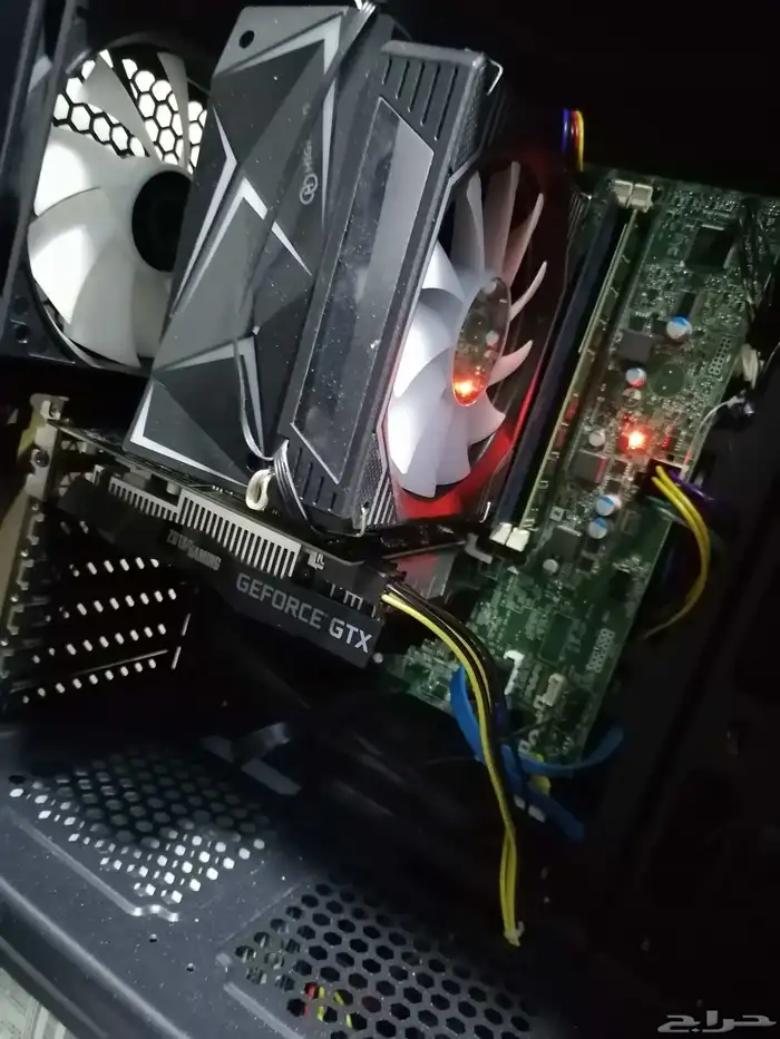 كمبيوتر مكتبي (PC) مع شاشة للألعاب والدراسة 0