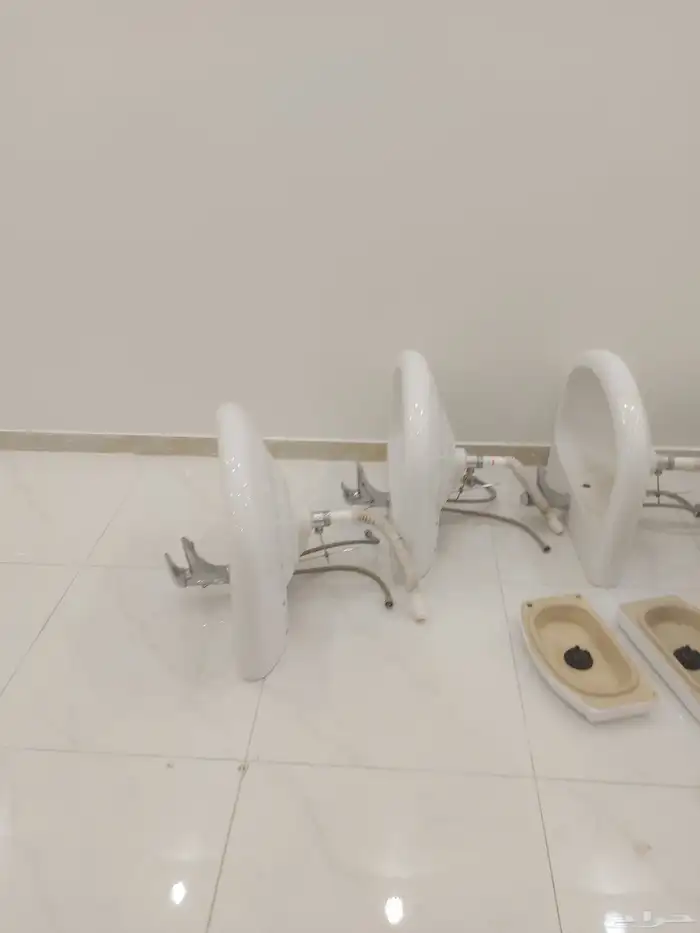 5 مغاسل و3 كراسي و3 خلاط دش و4 خلاط شطاف و1 خلاط مطبخ 4