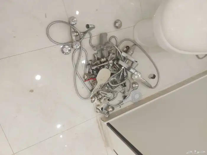 5 مغاسل و3 كراسي و3 خلاط دش و4 خلاط شطاف و1 خلاط مطبخ 3