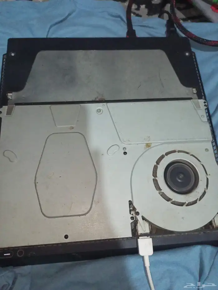 سوني 4 نظيف معا اليد اليد نظيفه بس الغطاء مكبوب عليه غرا 2