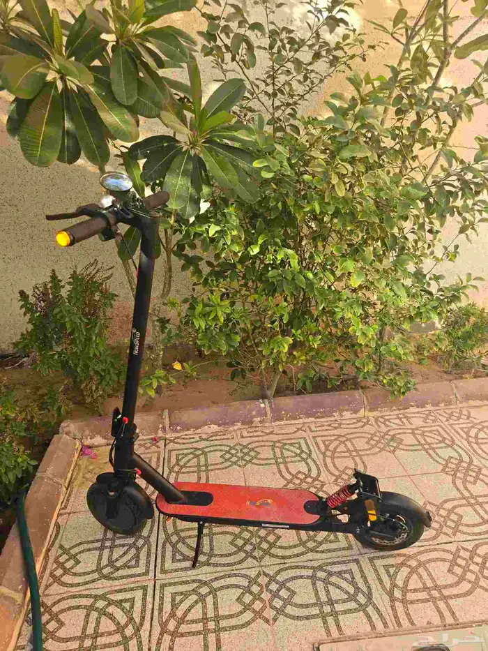 للبيع سكوتر ابومساعدين معه كامل اغراضه 0