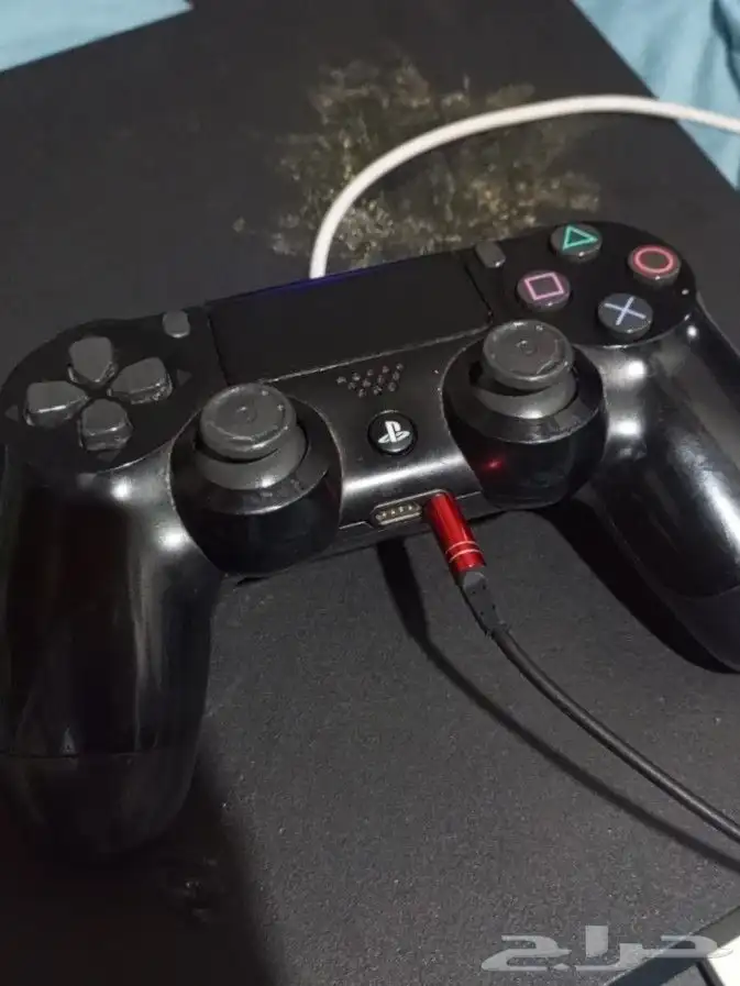 سوني 4 نظيف معا اليد اليد نظيفه بس الغطاء مكبوب عليه غرا 1