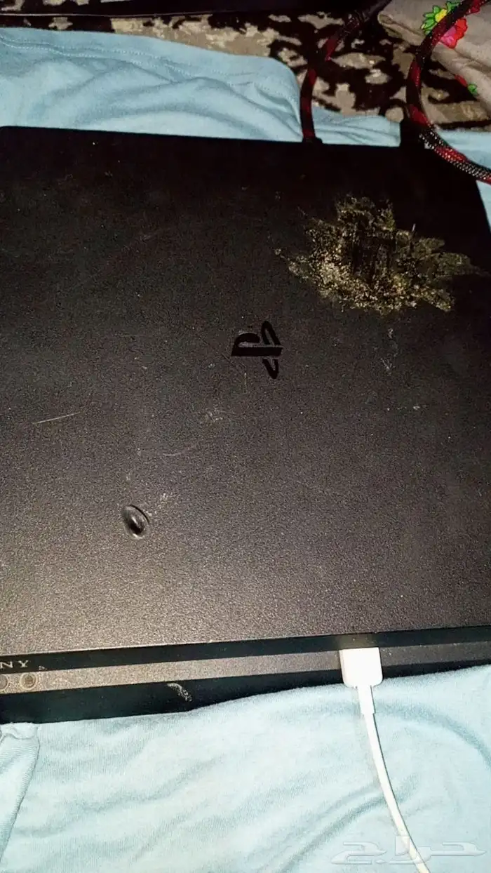 سوني 4 نظيف معا اليد اليد نظيفه بس الغطاء مكبوب عليه غرا 0