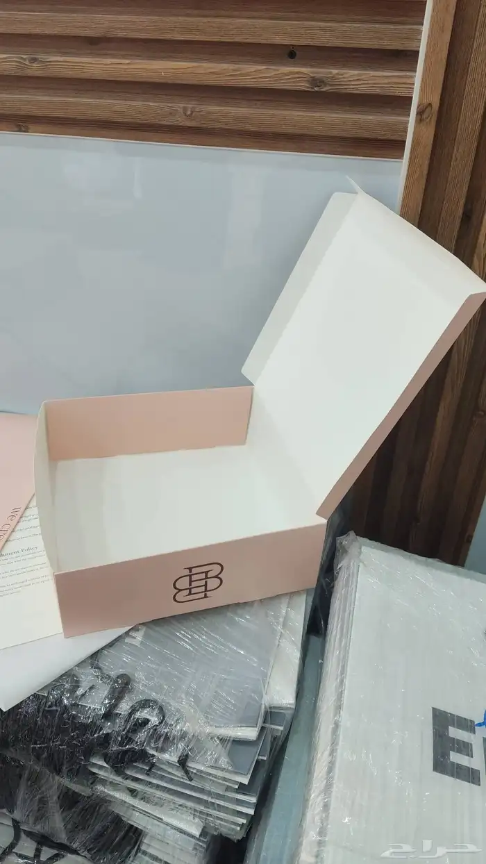 علب برغر وبوكسات كرتونيه وستكرات وورق زبدة وصاندويش مختلف ال 11