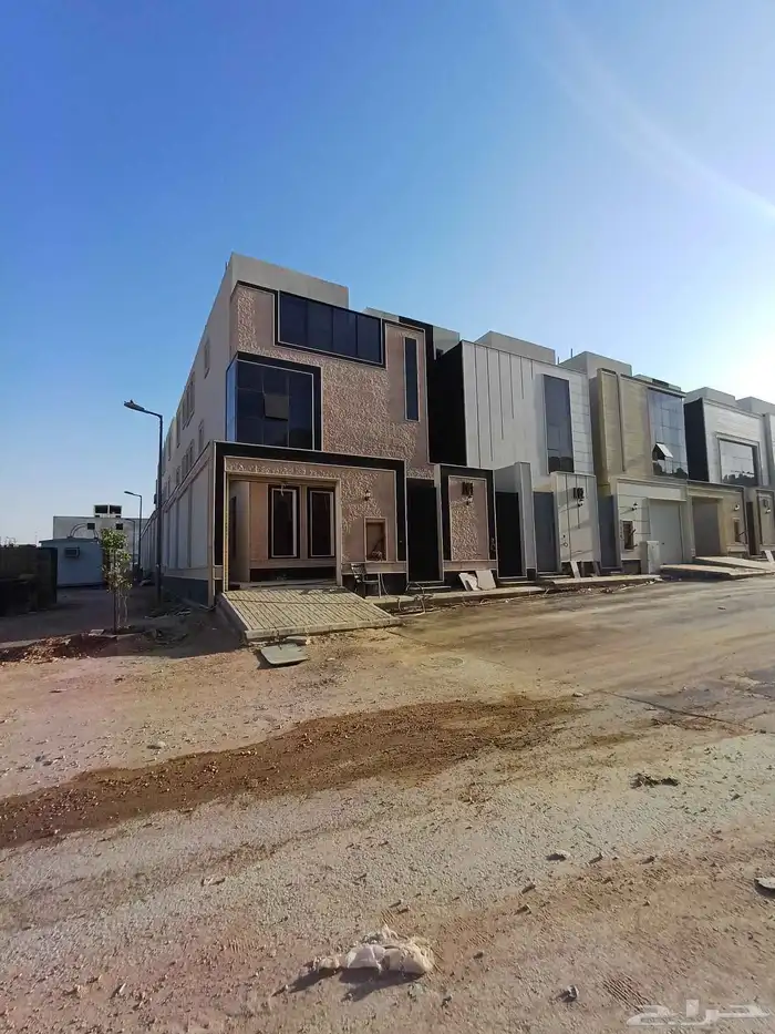 للبيع فيلا زاويه درج داخلي وشقه حي المرجان 0