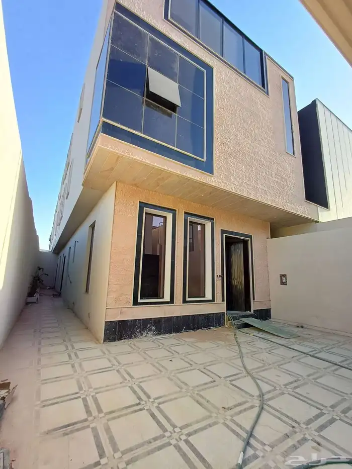 للبيع فيلا زاويه درج داخلي وشقه حي المرجان 2