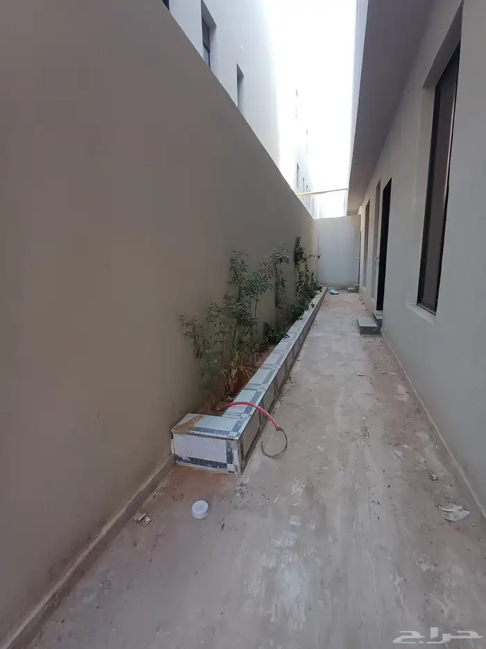 للبيع فيلا زاويه درج داخلي وشقه حي المرجان 6