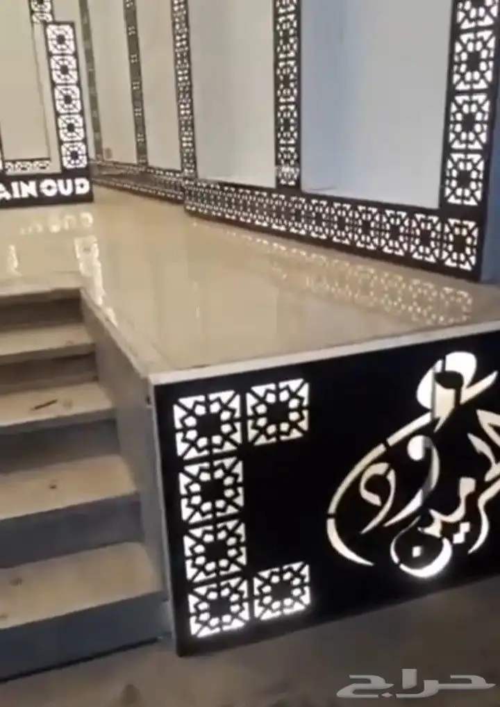 نجار ديكورات محل عطورات 2