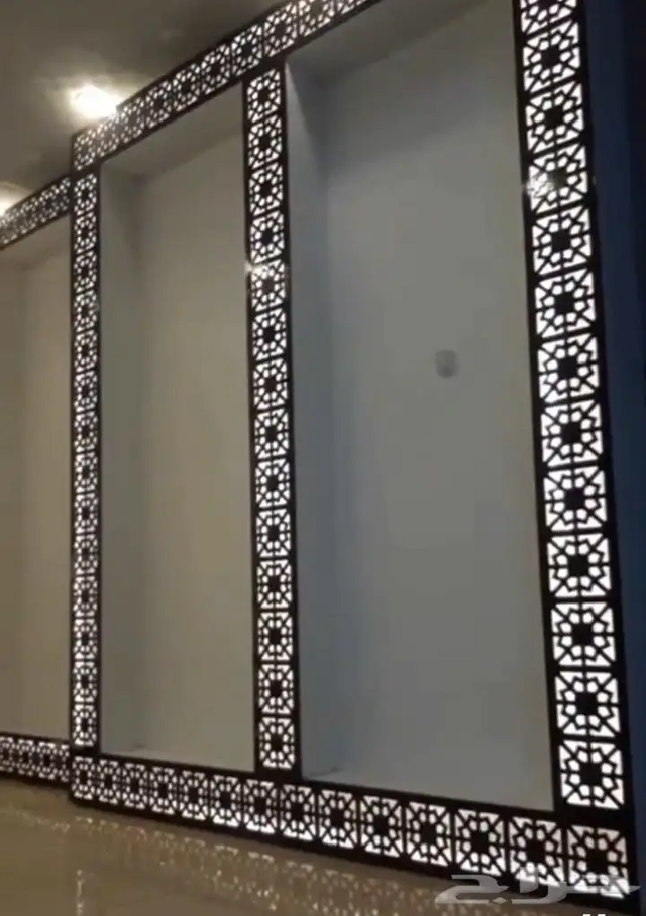 نجار ديكورات محل عطورات 1