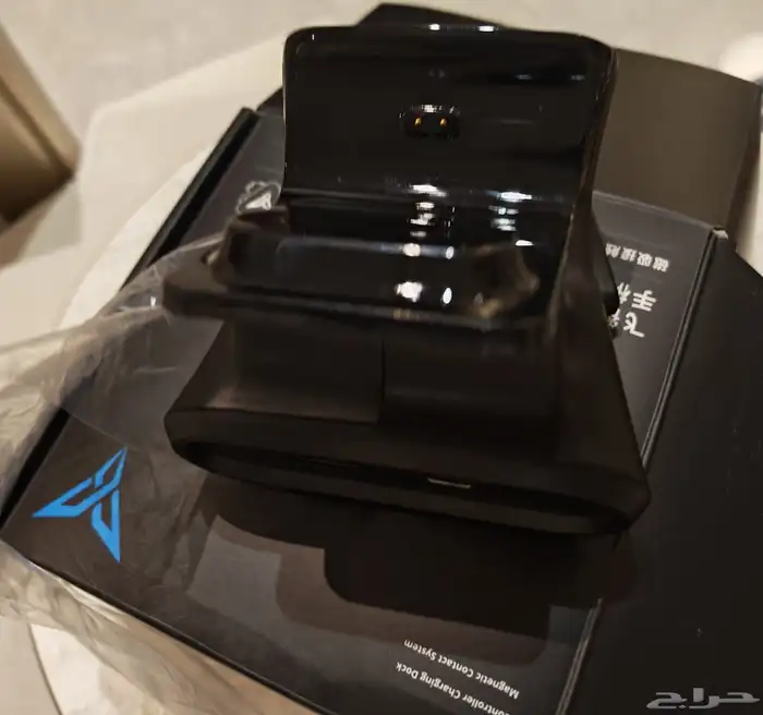 Flydigi Vader 4 مع قاعدة الشحن 13