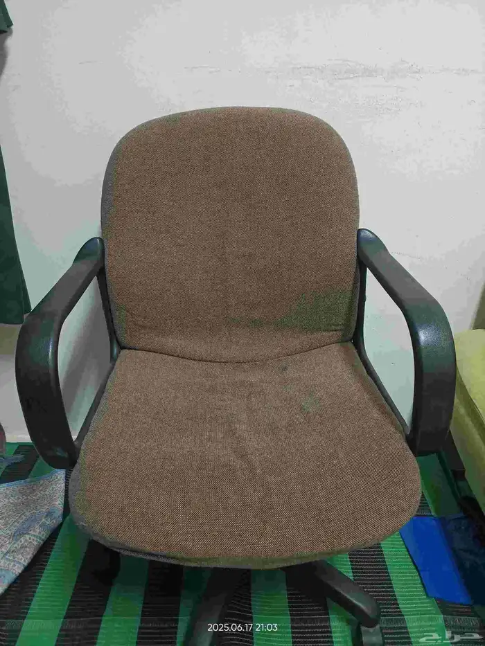 كرسي مكتبي بحالة جيدة للبيع بس ما يرتفع 0
